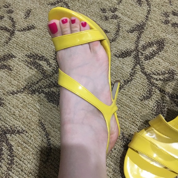 Gorgeous slingback lemon yellow high heels - Picture 4 of 4